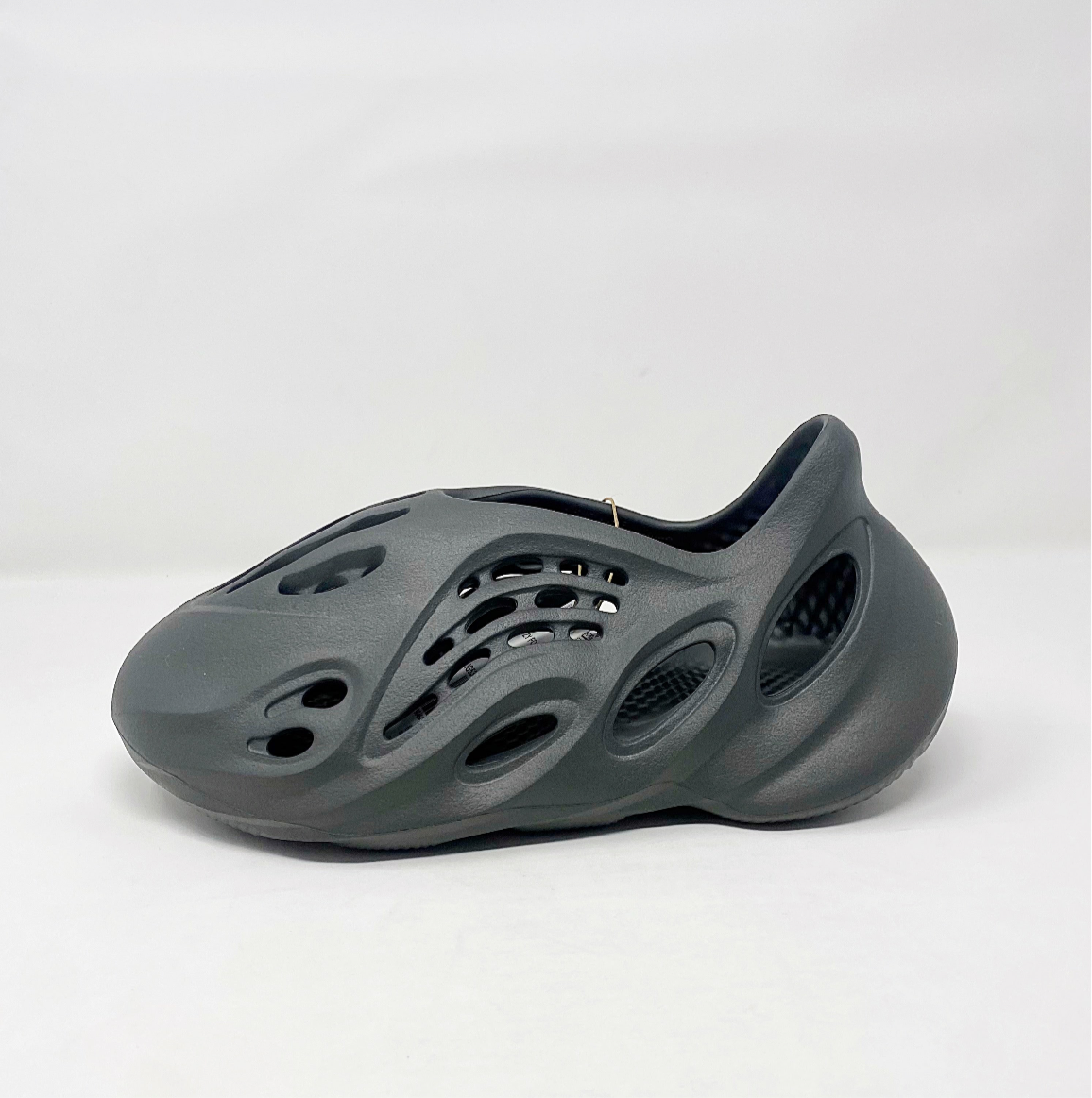 Yeezy Foam RNNR “Carbon” (TD)