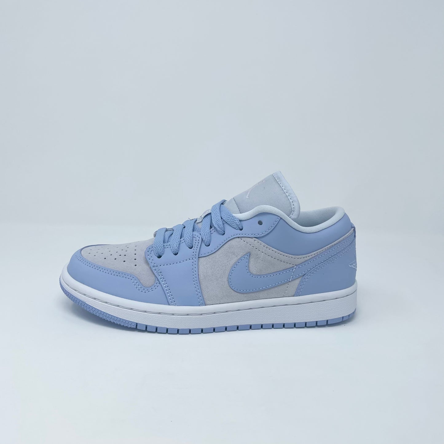 Jordan 1 Low “University Blue” (W)