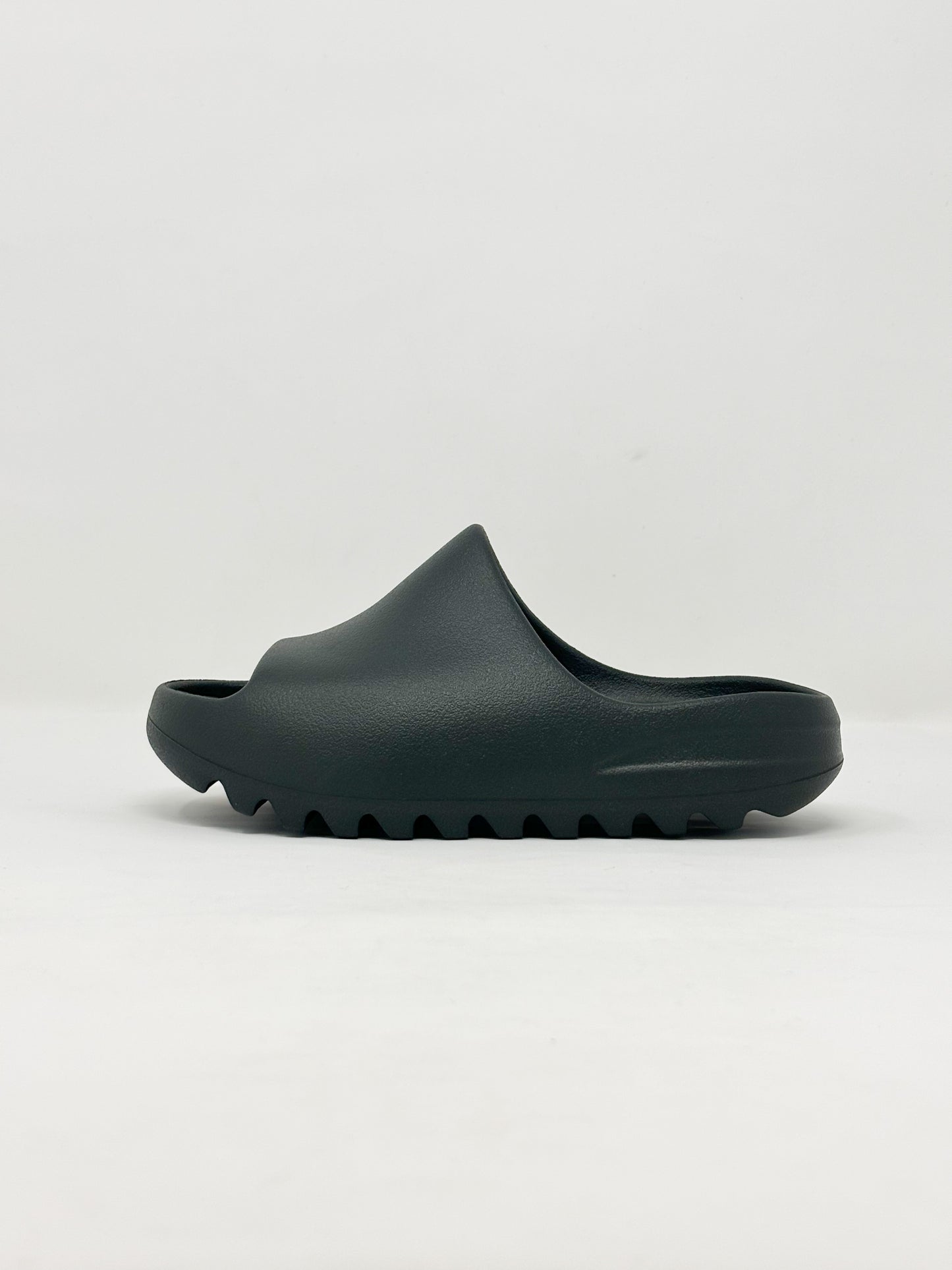 Yeezy Slide “Dark Onyx” (Kids)